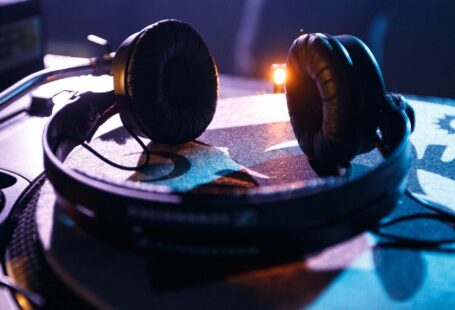 Pubblicare musica su Spotify: diritti, distributori e royalties — guida completa