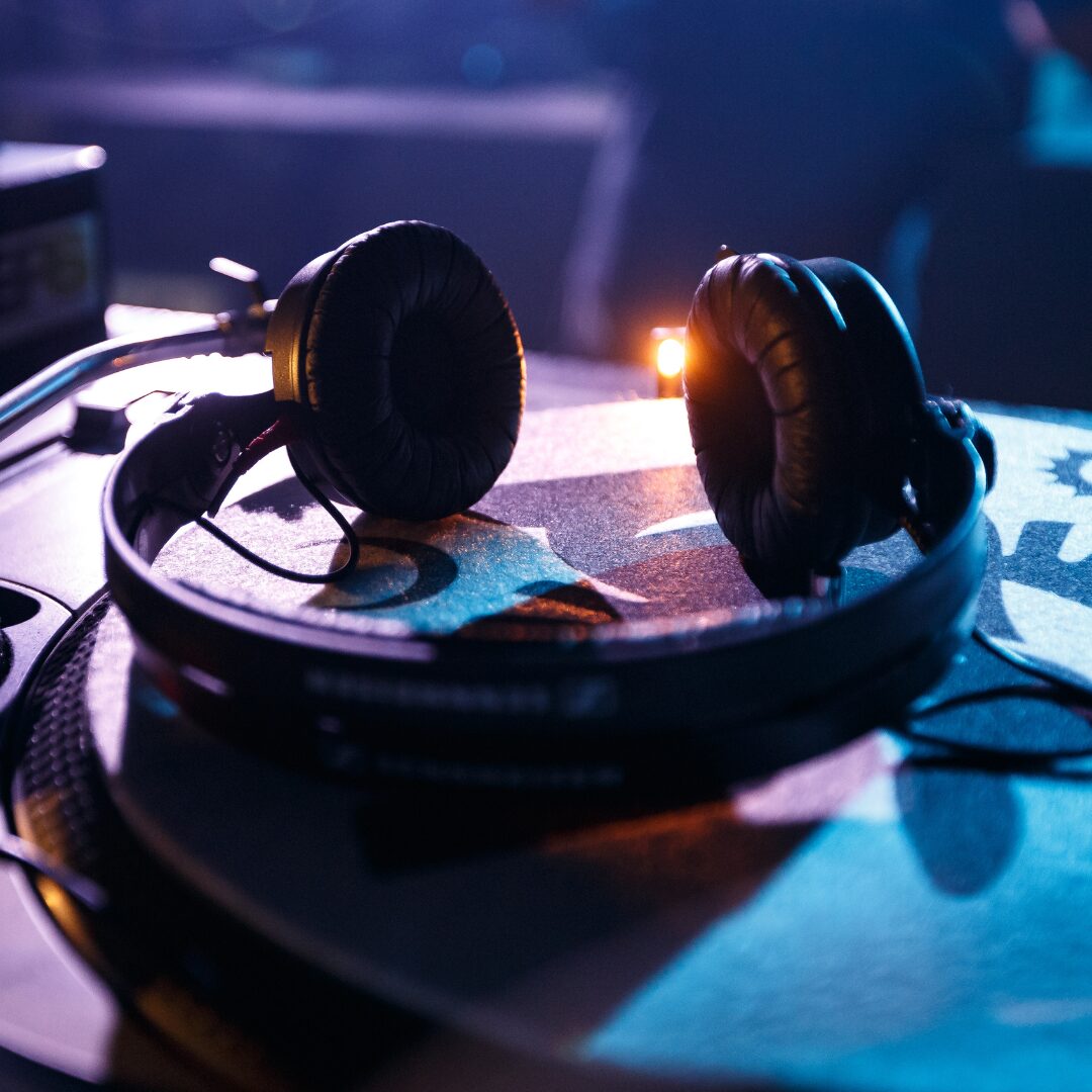 Pubblicare musica su Spotify: diritti, distributori e royalties — guida completa
