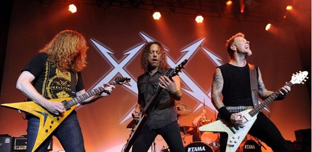 Dave Mustaine, Kirk Hammet e James Hetfiled sul palco al trentennale dei Metallica, 2011